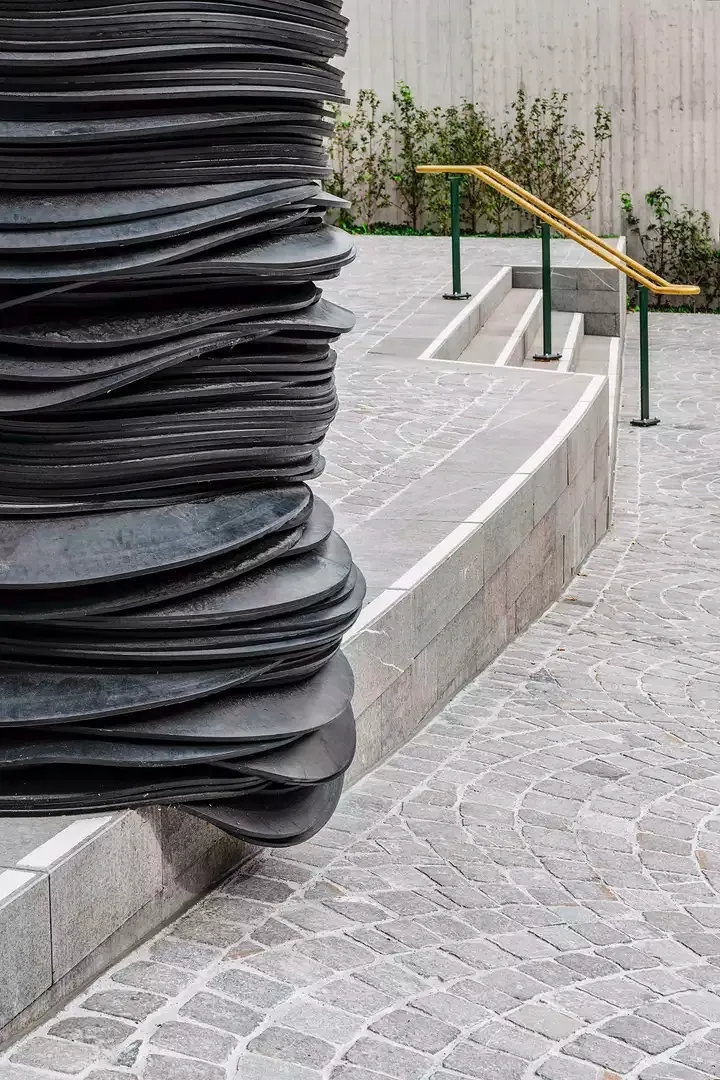 L’art dans la construction par  Kilian Rüthemann: des disques  en caoutchouc empilés, un pôle  de sérénité qui fait néanmoins allusion à la circulation.