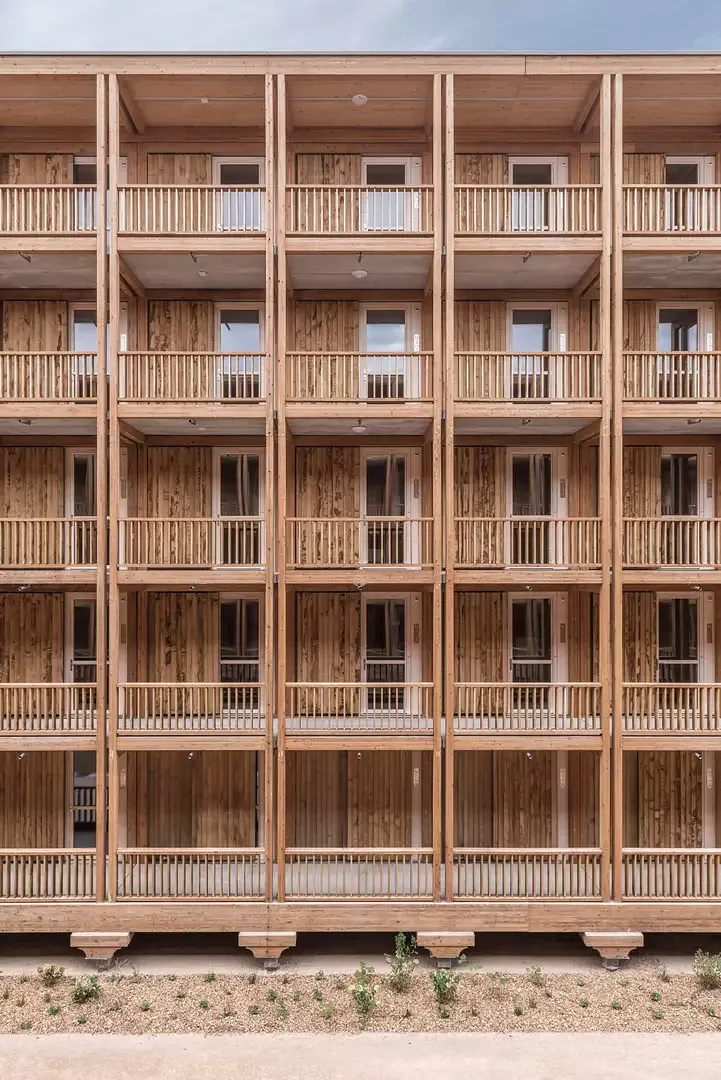 Das Holz für die Fassade kommt ausschliesslich aus den Genfer Wäldern.