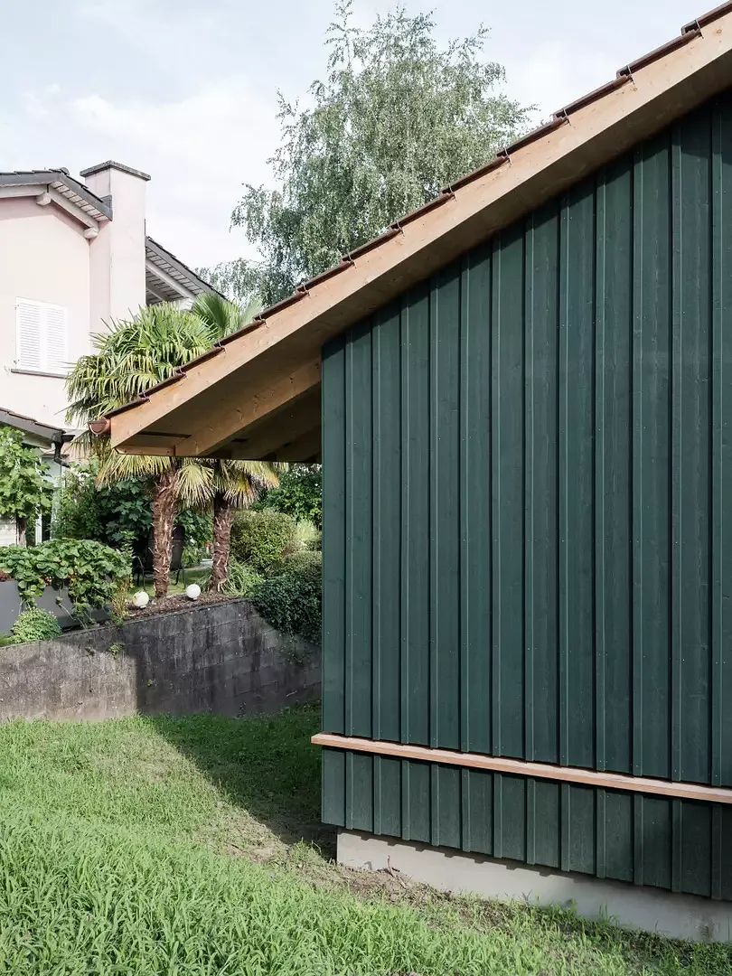 Fassade mit Baummaterialen aus der Region