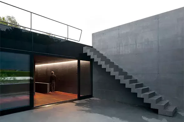 Innenhof mit Treppe auf Dachterrasse