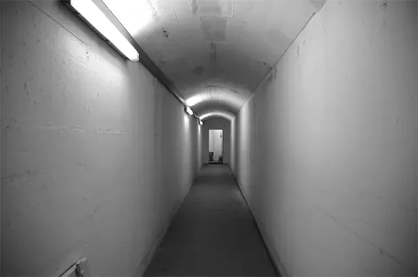 Unterirdischer Durchgang vor Umbau