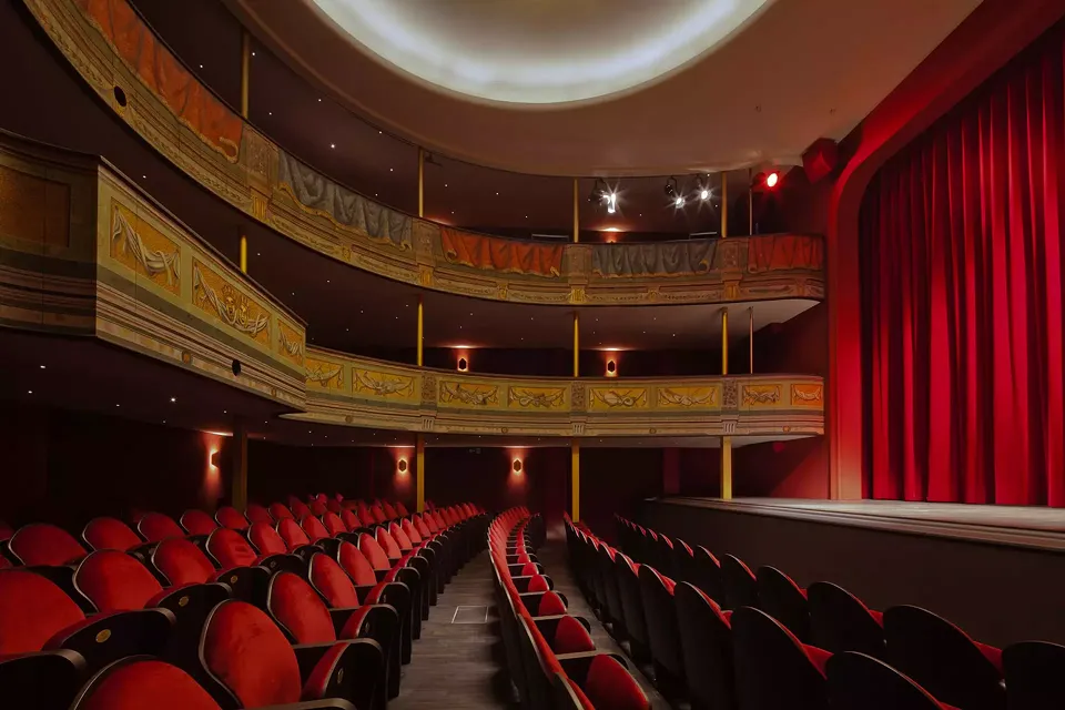 Stadttheater_Theatersaal.jpg