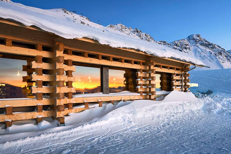 Composée de trois fenêtres transversales, la façade du chalet, qui compte désormais un étage, donne sur la vallée et offre une vue splendide sur Valbella, la belle vallée.