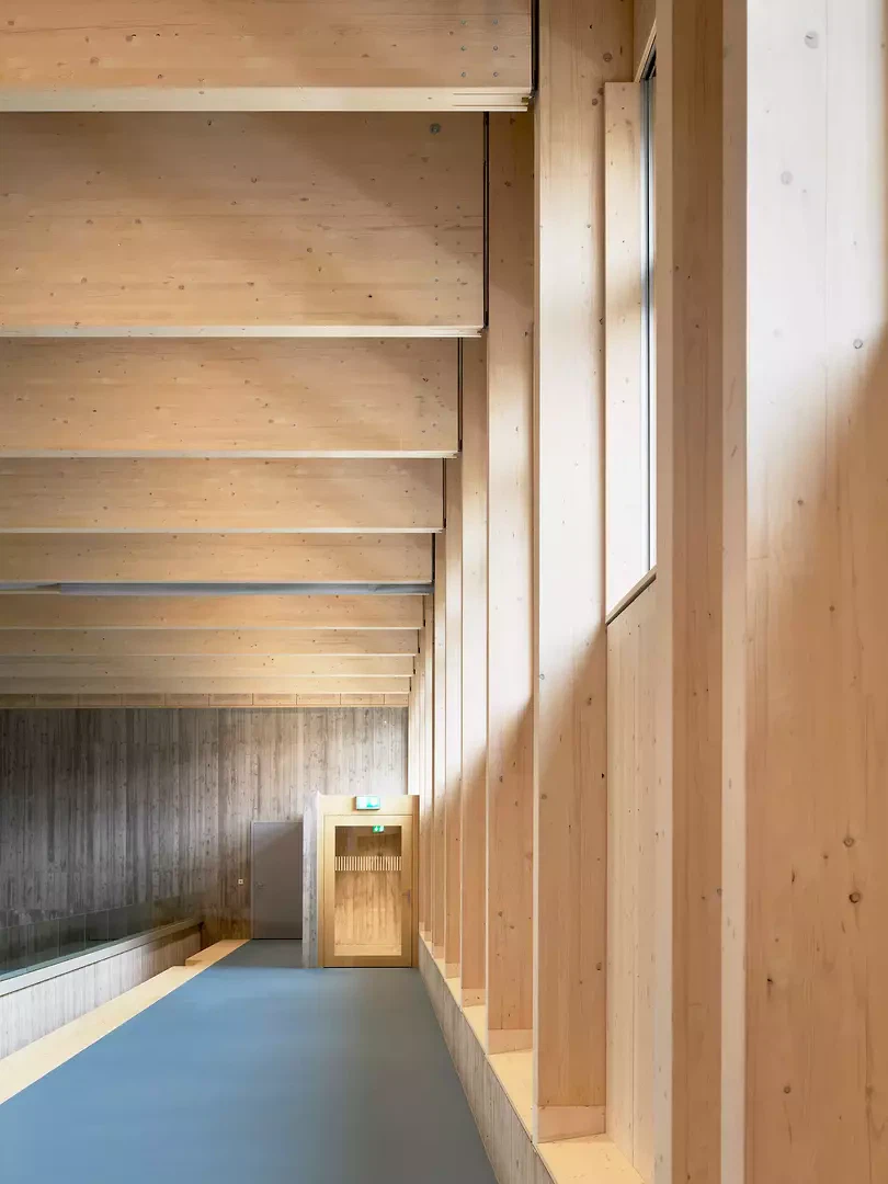 Tageslicht und Holz prägen die räumliche Atmosphäre