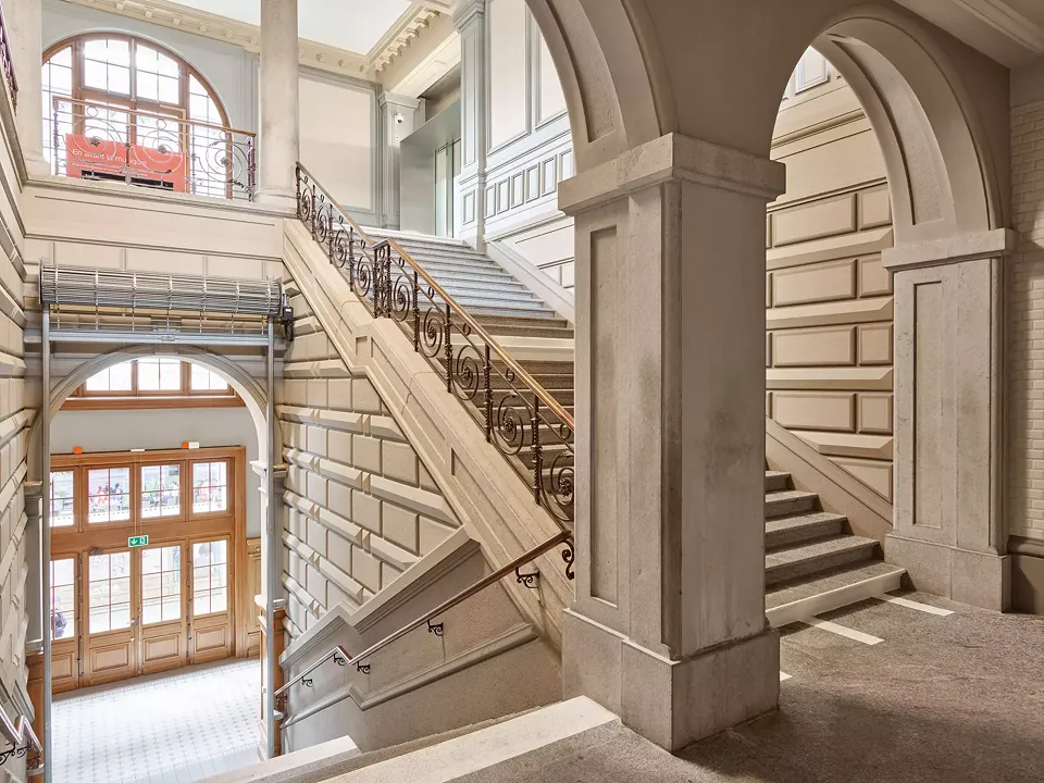 Vue intérieure de l'escalier central