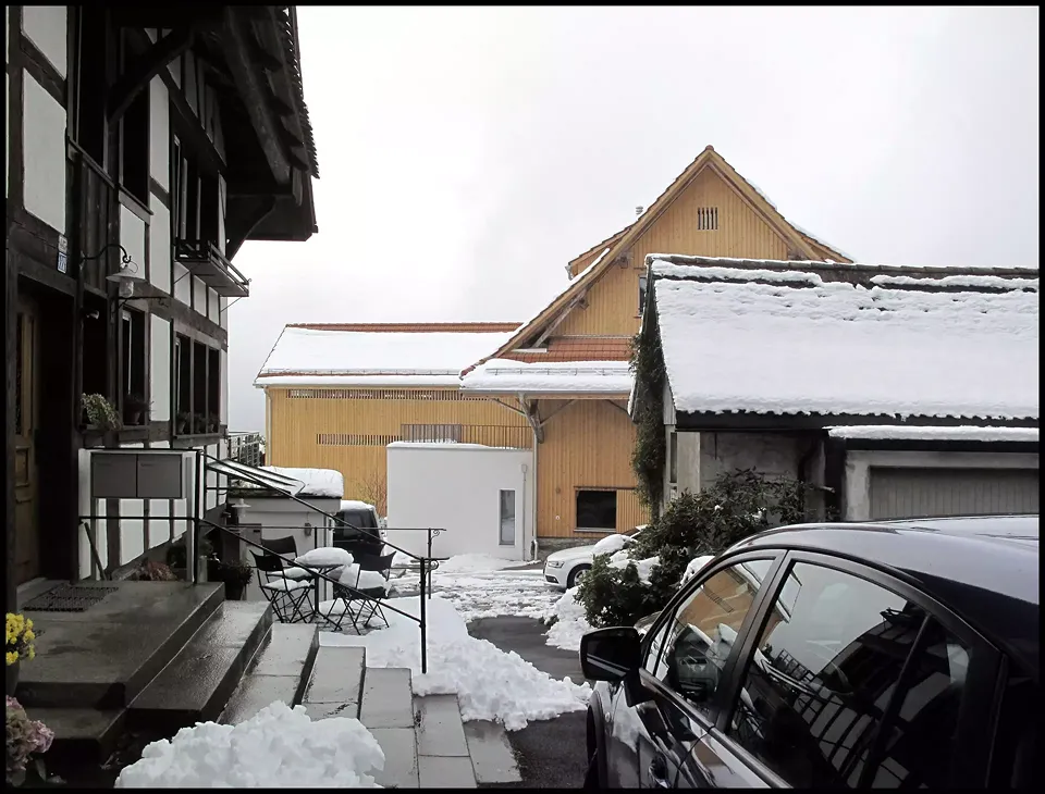 Blick zwischen bestand auf Ostfassade und Hocheinfahr