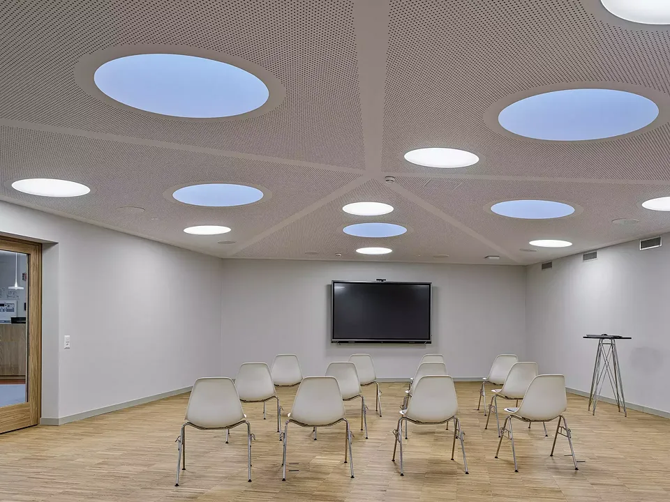 Mehrzwecksaal mit Zenitallicht