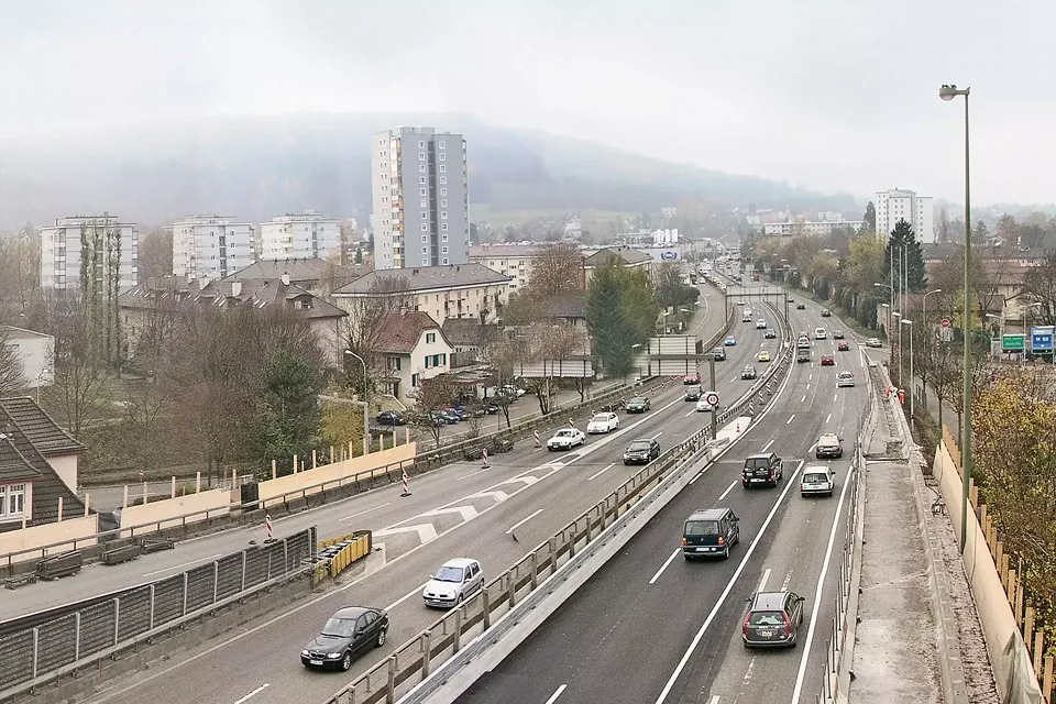 Autobahnschneise im Wohnquartier (2006)