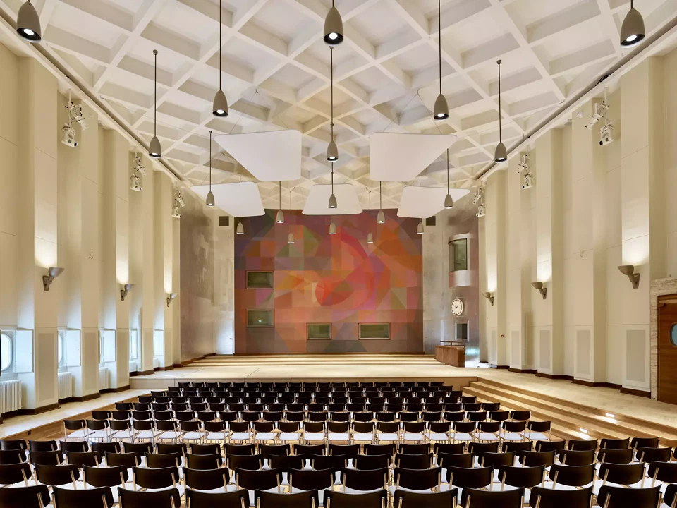 Intérieur du Studio 1 avec la fresque «Farben-Symphonie» d'Oscar Lüthy