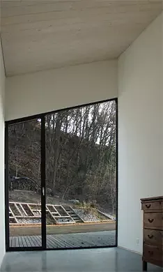 Vue depuis une chambre: le jardin et la forêt sont en continuité de l'espace intérieur.