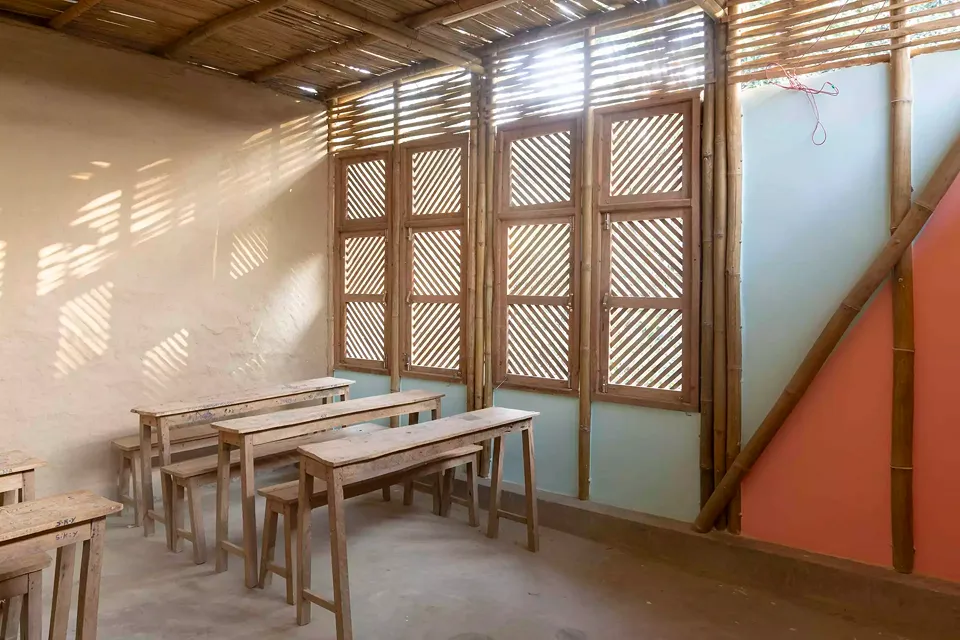 Klassenzimmer mit perforierten Fensterläden