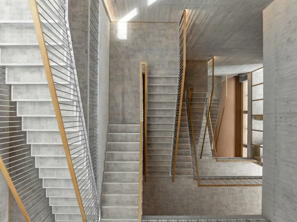 Das kaskadenförmig zurückspringende Treppenhaus ist identitätsstiftend für den Neubau.