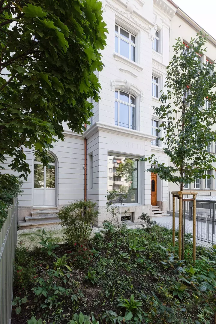 Vorgarten mit Hauptfassade