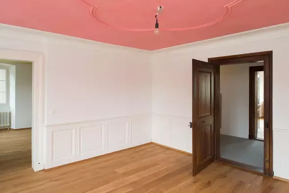 Rotes Zimmer mit originaler Nussbaumtüre