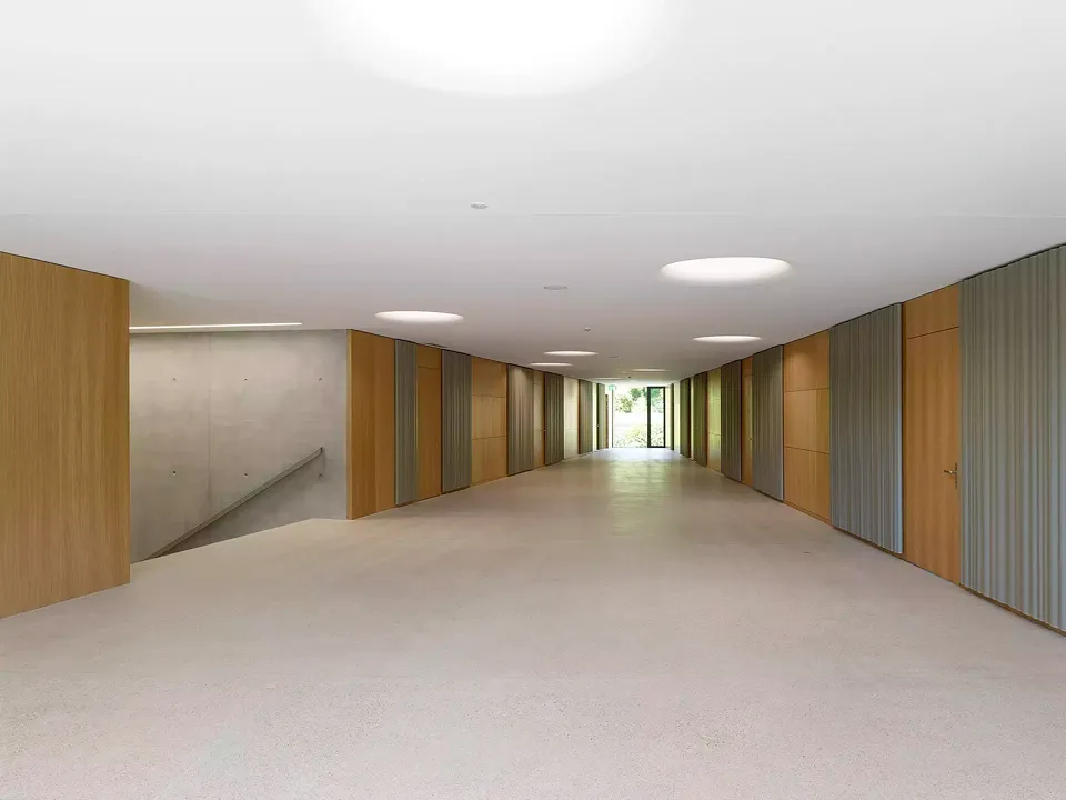 Couloir du bâtiment neuf.