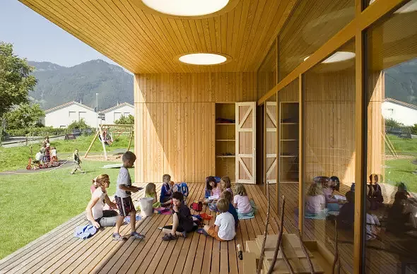 Holzveranda mit Schränken