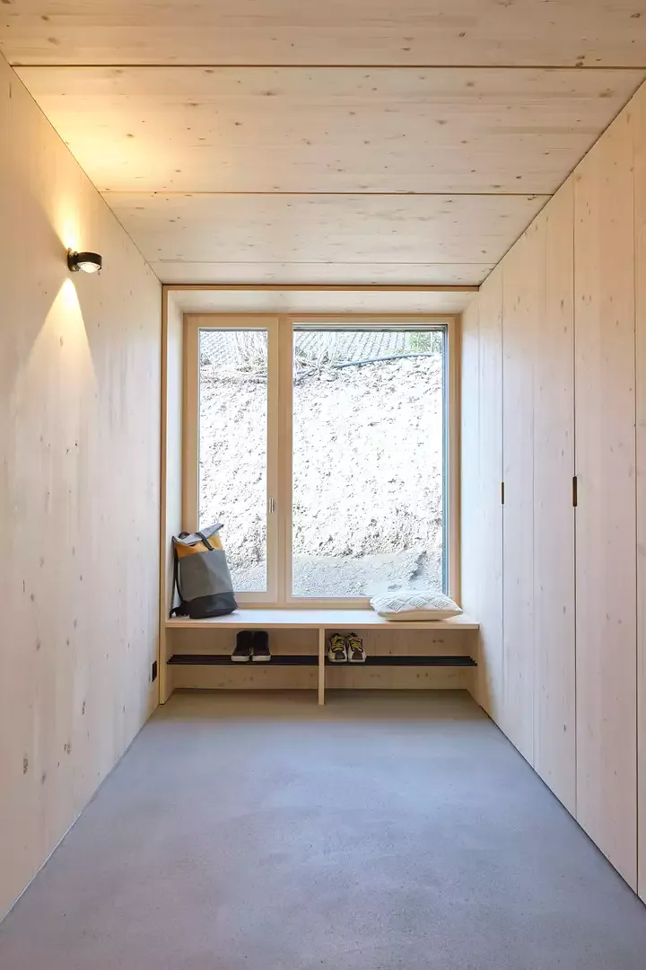 Entrée, vestiaire, chambre