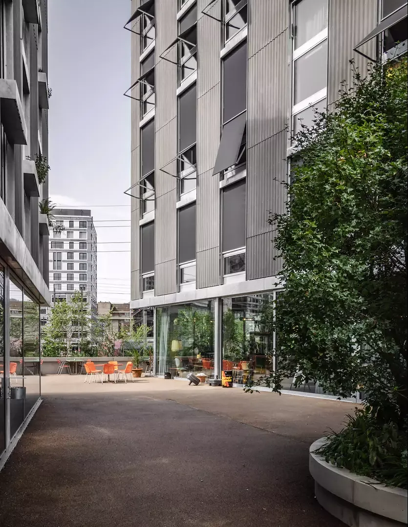 Le bâtiment central abrite des bureaux et des salles  de séminaire. C’est là qu’a  été créé, entre autres,  la «Regenbogenhaus»,  un lieu d’accueil pour  les personnes LGBTQ+.