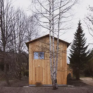 Maison au milieu des arbres