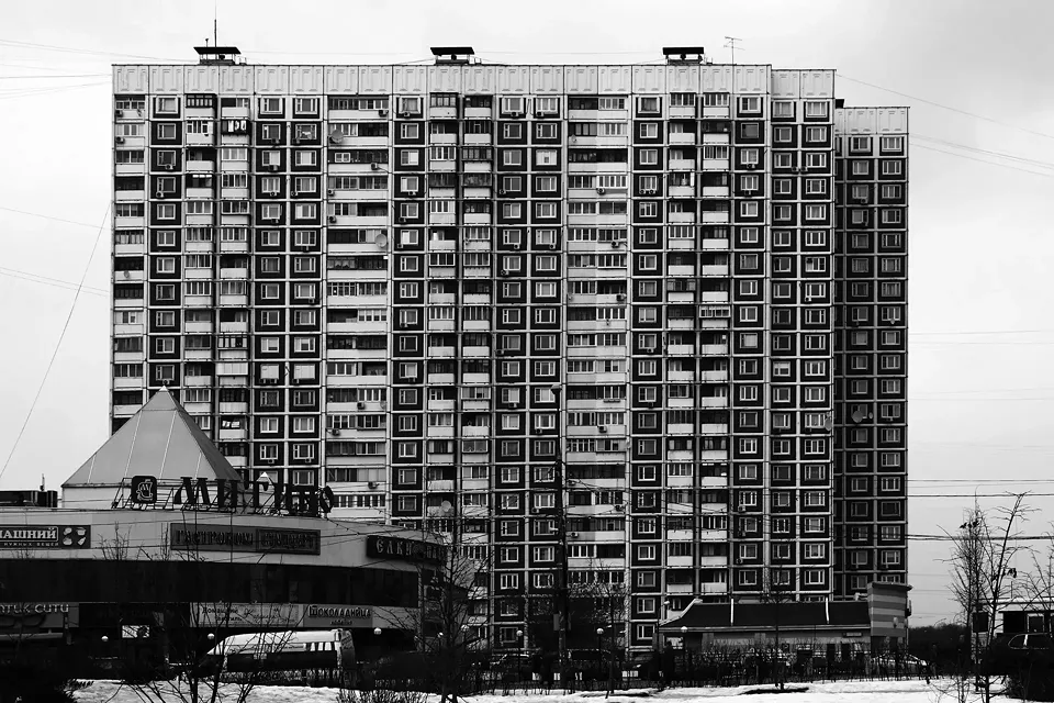 Moskau_Mitino_Häusermauer_Plattenbauten