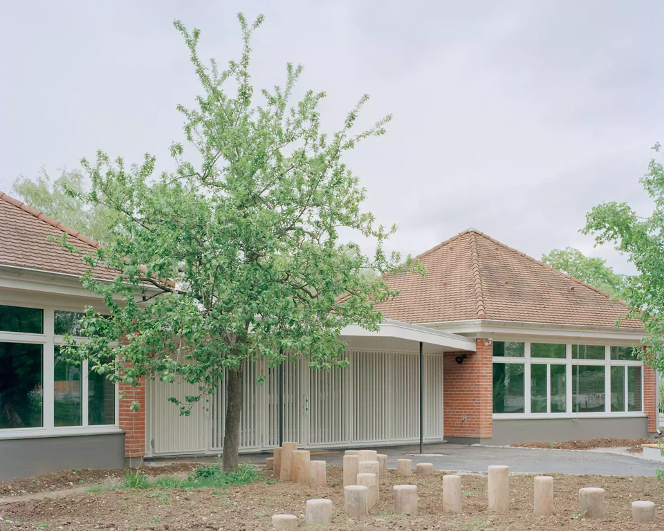Aus den gedeckten Eingangsbereichen entstanden neue Innenräume.