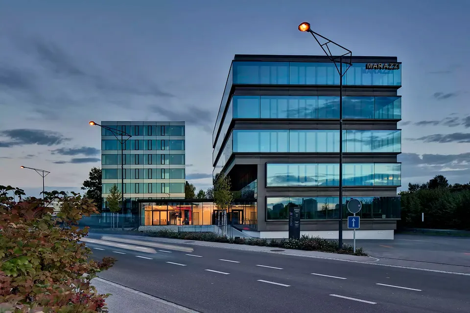 Ensemble mit saniertem Büroturm (l) und Neubau