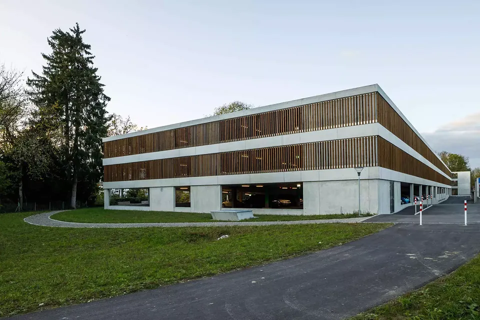Aussenansicht Sichtbeton / Holzlamellen 03