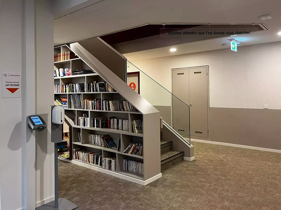 Treppe zur oberen Ebene oder zum Kinderbereich