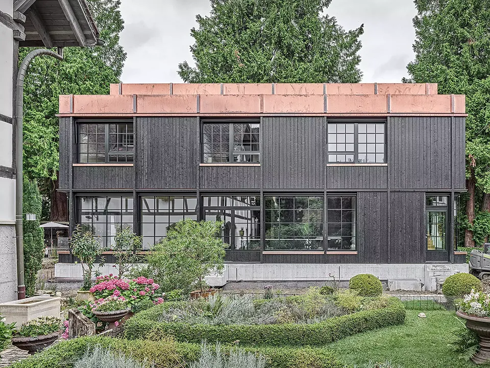 Bestandsbauten und der Neubau teilen sich familiär einen gemeinsamen Garten und ein Grundstück