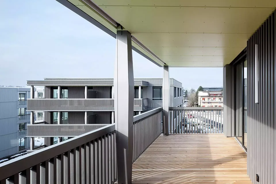 Grosszügige Terrassen mit Blick in die Siedlung