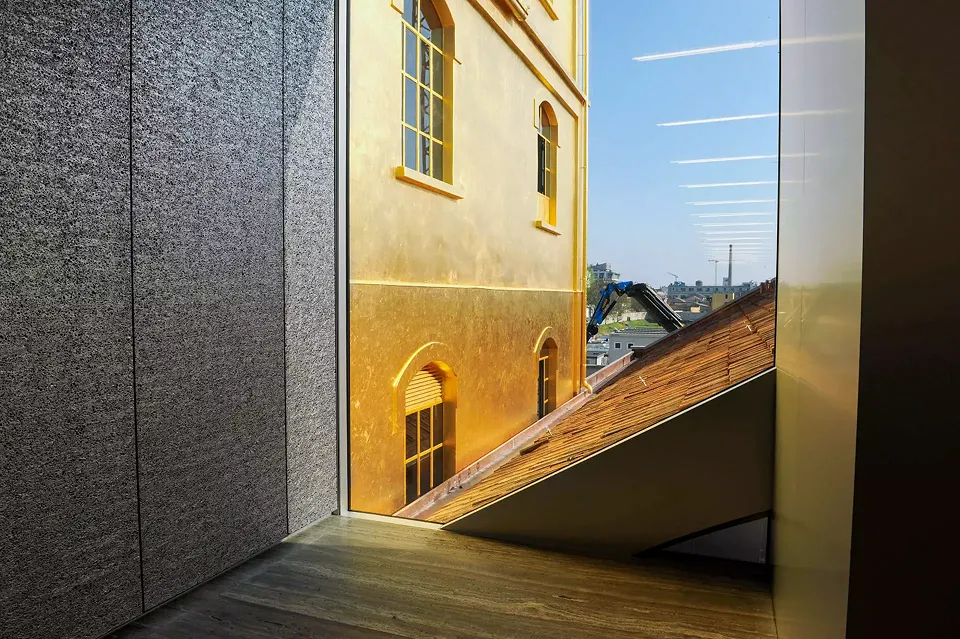 Der Materialmix ist gekonnt inszeniert, die Anschlussdetails sind präzise ausgeführt. Mit erstaunlicher Akribie wurde dieses Konzept bis in den  letzten Winkel durchgezogen.