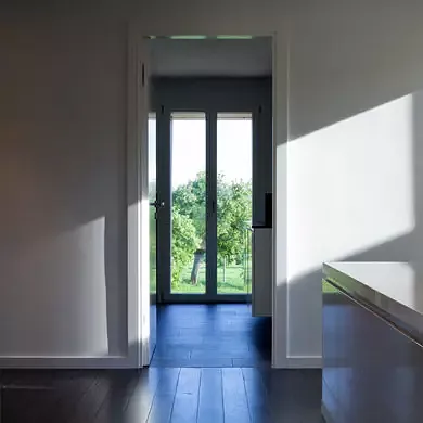 Die Landschaft durchblickt das Haus