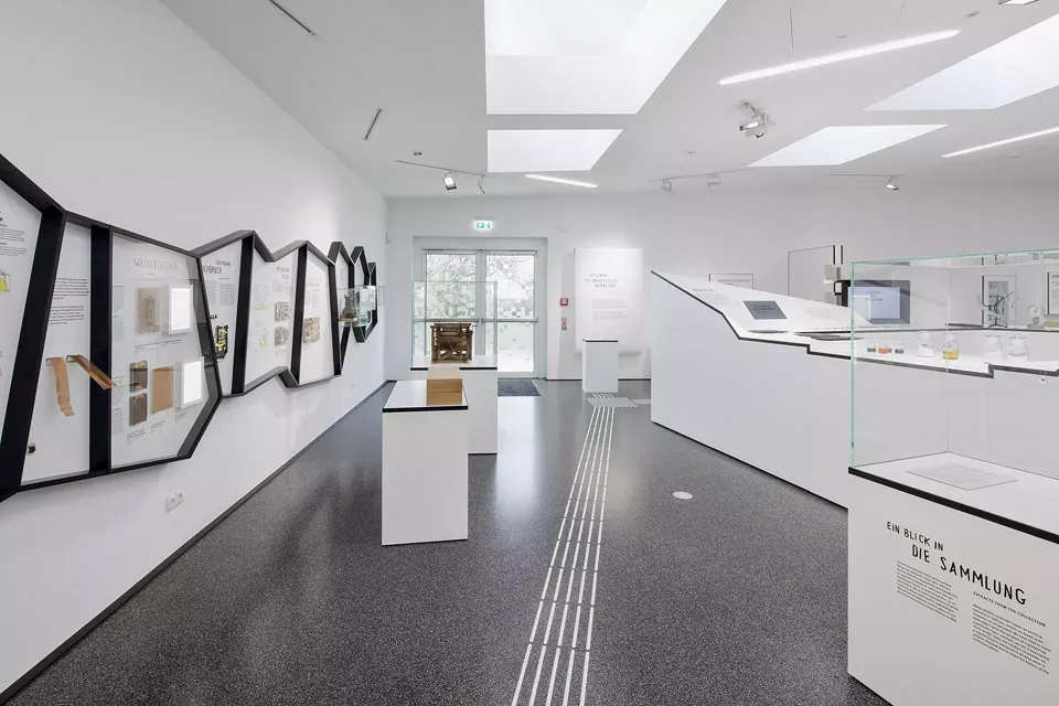 Einstieg in die Dauerausstellung: Links in den Rahmen wird die Geschichte des und Geschichten über das Papier vermittelt, rechts die sogenannte Wertschöpfungsinsel.