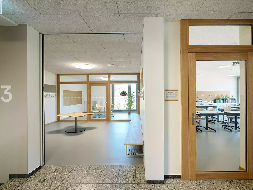 Transparence, lumière, relations entre les espaces grâce à une niche d'apprentissage dans la salle de groupe et une vue sur la salle de classe