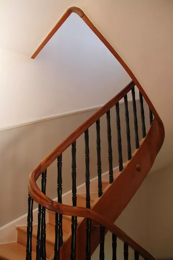 Das originale, von Einbauten wieder freigelegte Treppenhaus nach der Sanierung.