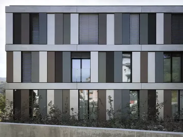 Strukturierte Fassade mit Beton und eloxierten Metallflächen