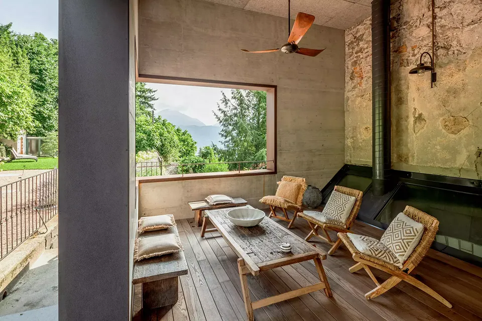 Die kleine offene Lounge  ist lichtdurchflutet und  bietet den Besuchern einen einmaligen Panoramablick auf die umgebende Landschaft.