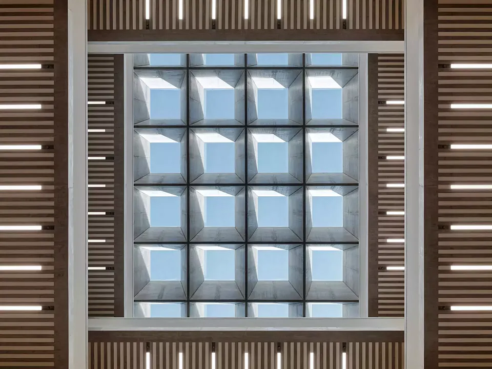 Die Decke über dem Atrium
