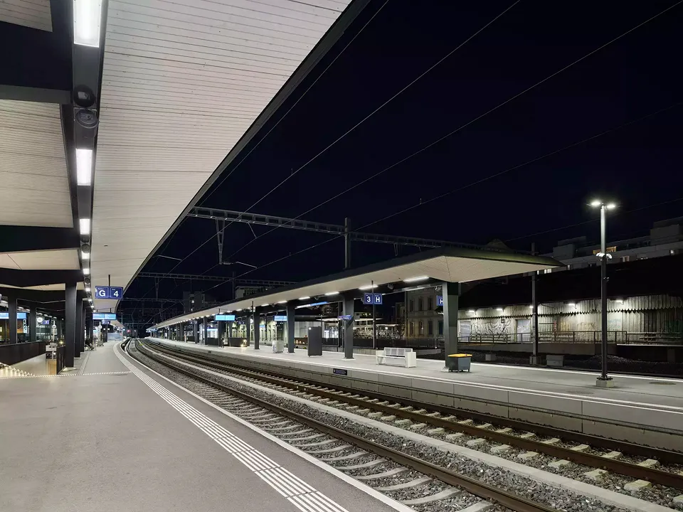 Marquises du quai 3  dans le contexte ferroviaire, soirée