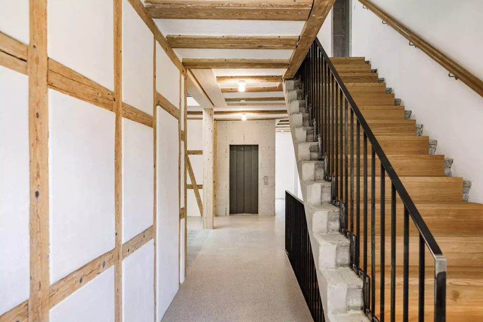 Korridor mit neu eingebautem Lift, 1. Obergeschoss