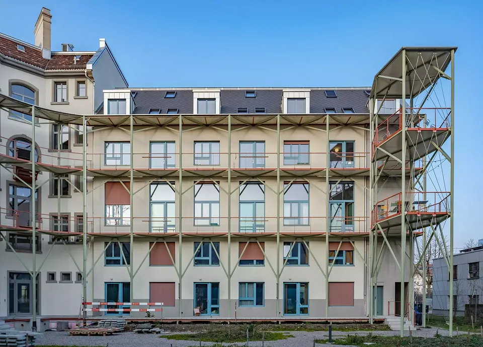 Accès par coursive avec tours de balcons