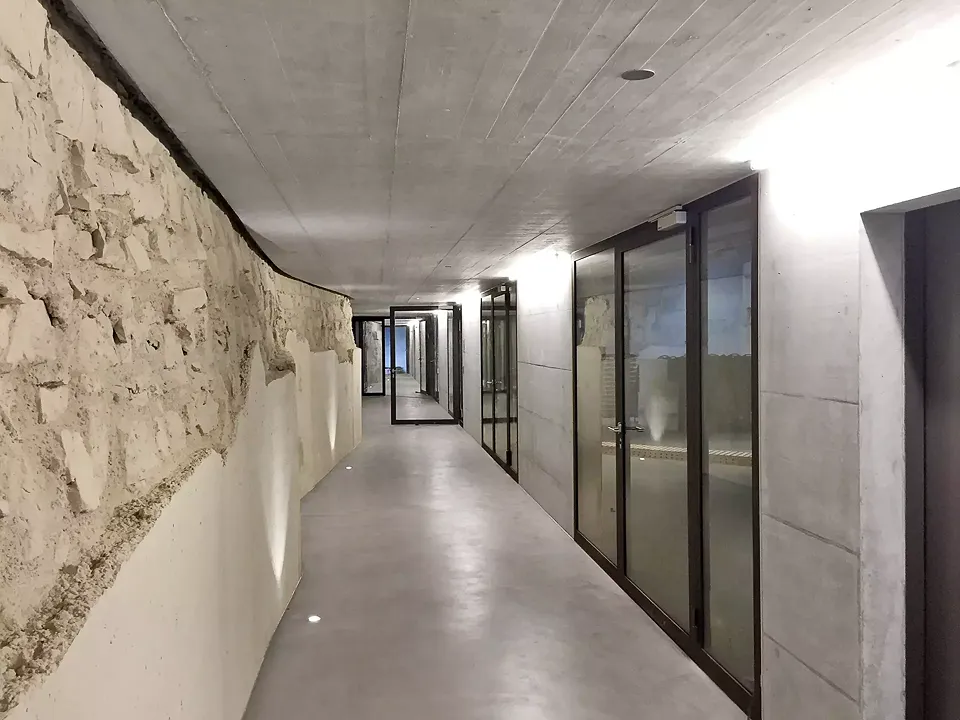 Couloir entre vieil et nouveau bâtiment