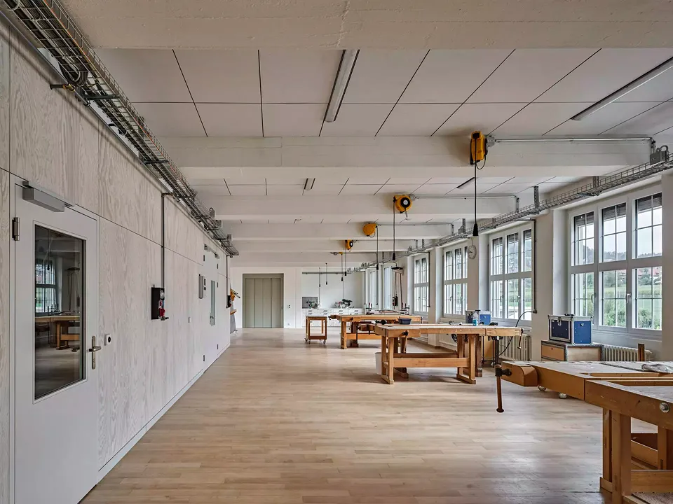 Helle Fensterfront für das Arbeiten am Werkbank