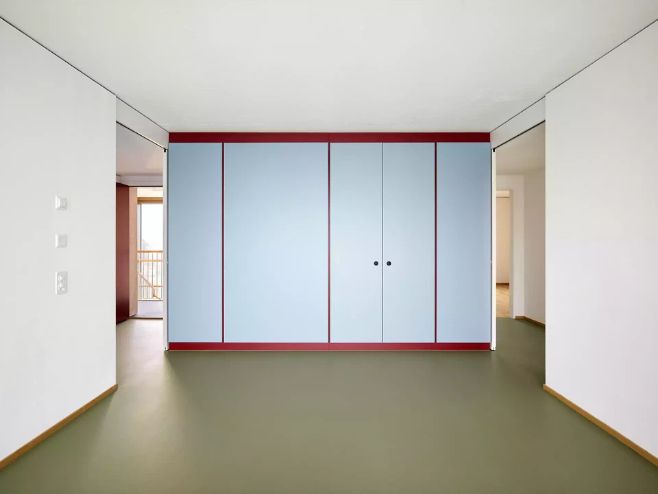 Grâce à ce meuble de rangement qui sert de cloison, le salon peut être utilisé comme pièce supplémentaire à usage individuel.