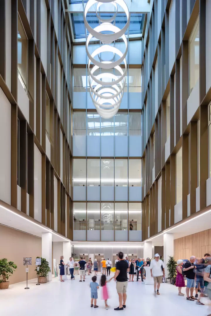 Eingangshalle mit Kunst am Bau