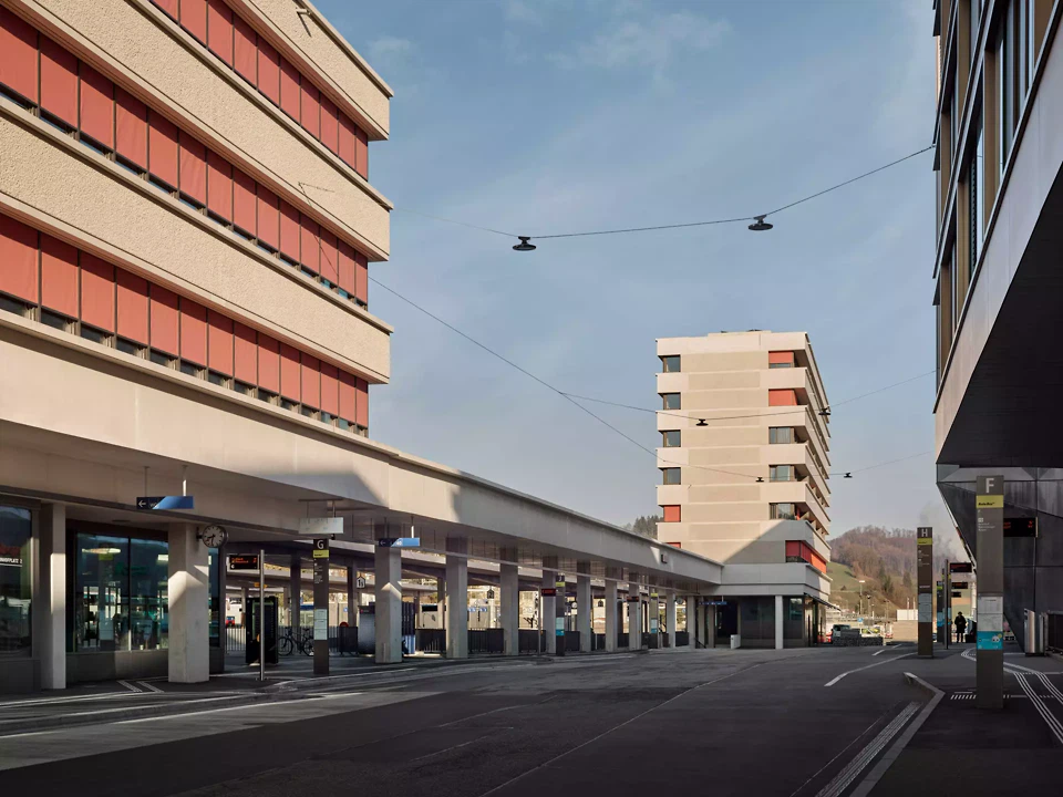 Das Bahnhofgebäude ist durch ein Perrondach mit dem Wohn- und Geschäftshaus verbunden.