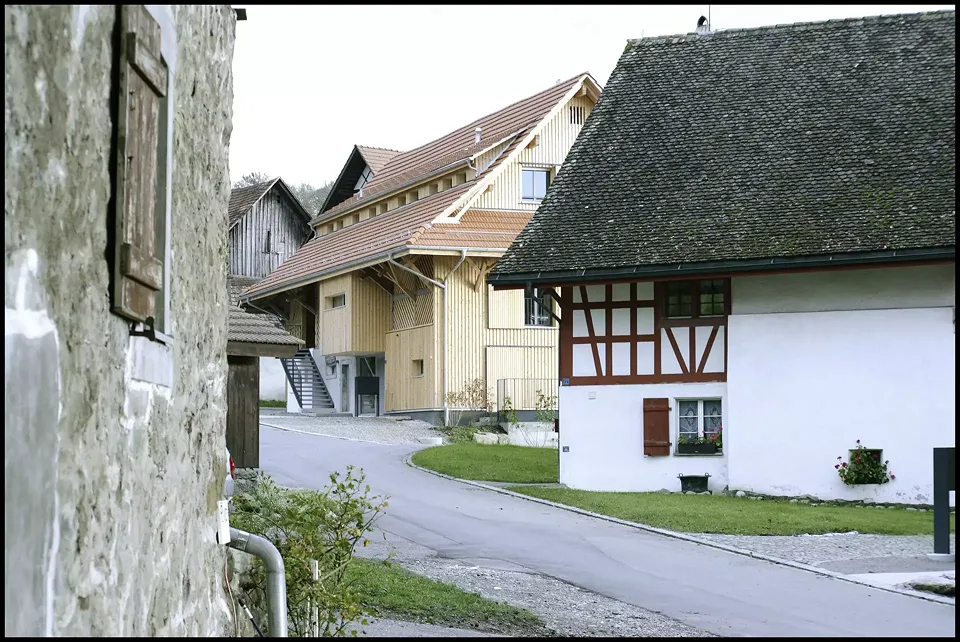 Grange au centre d'hameau