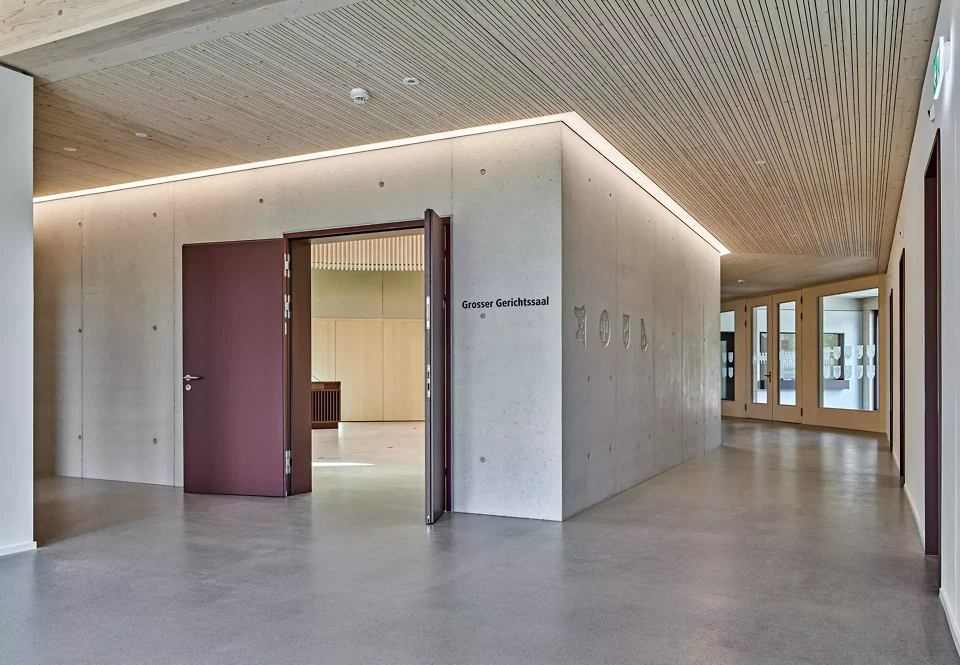 Holzbau umgibt den mittigen Betonkern