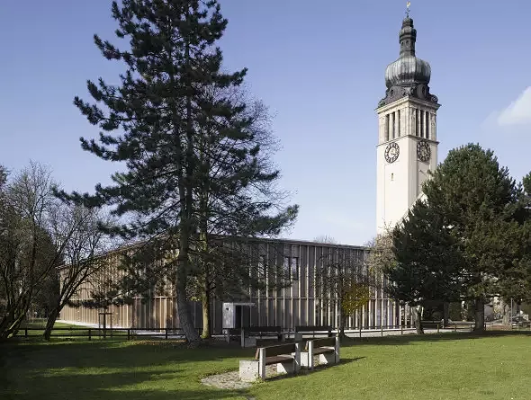 Gemeindesaal mit Kirche