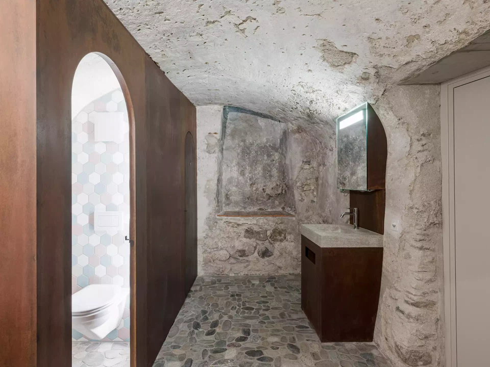 Sanitäranlage im Gewölbekeller